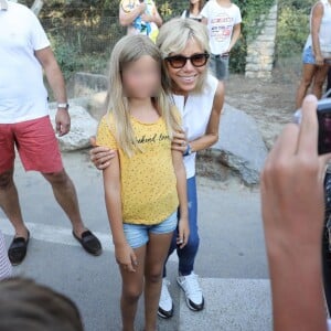 Le président de la République française Emmanuel Macron et sa femme la première dame Brigitte Macron viennent à la rencontre des nombreux vacanciers devant le Fort de Brégançon à Bormes-les-Mimosas, France, le 7 août 2018. Le couple présidentiel prend le temps d'échanger, de faire des photos et de saluer les nombreuses personnes venues devant le portail du fort. © Dominique Jacovides - Cyril Moreau/Bestimage