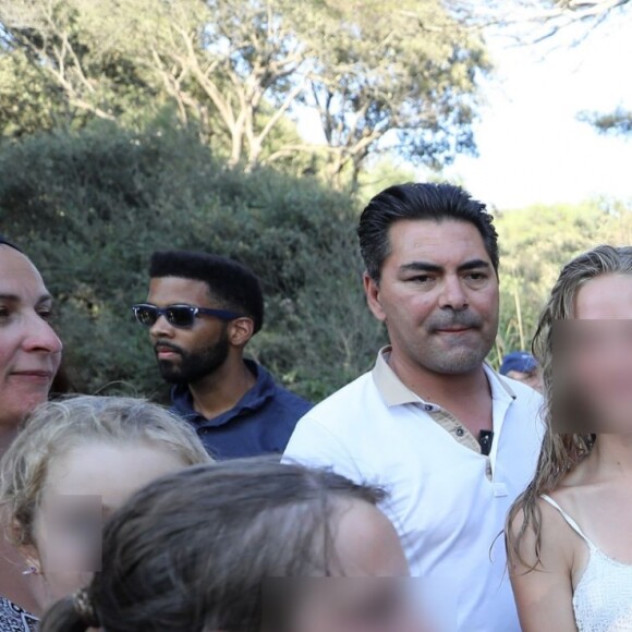 Le président de la République française Emmanuel Macron et sa femme la première dame Brigitte Macron viennent à la rencontre des nombreux vacanciers devant le Fort de Brégançon à Bormes-les-Mimosas, France, le 7 août 2018. Le couple présidentiel prend le temps d'échanger, de faire des photos et de saluer les nombreuses personnes venues devant le portail du fort. © Dominique Jacovides - Cyril Moreau/Bestimage