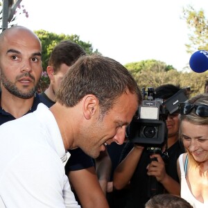 Le président de la République française Emmanuel Macron et sa femme la première dame Brigitte Macron viennent à la rencontre des nombreux vacanciers devant le Fort de Brégançon à Bormes-les-Mimosas, France, le 7 août 2018. Le couple présidentiel prend le temps d'échanger, de faire des photos et de saluer les nombreuses personnes venues devant le portail du fort. © Dominique Jacovides - Cyril Moreau/Bestimage