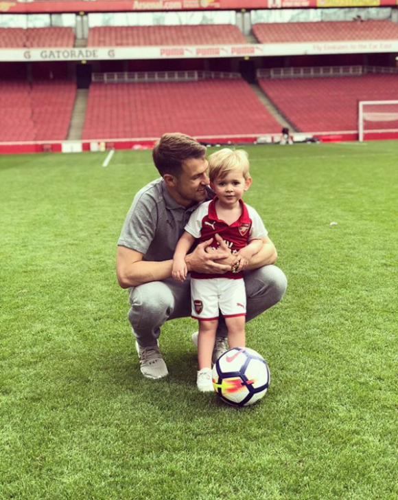 Aaron Ramsey et sa femme Colleen, déjà parents de Noah (ici avec son papa en avril 2018 à l'Emirates Stadium) né en 2015, se préparent à accueillir des jumeaux, selon une annonce faite par Colleen le 6 août 2018 sur Instagram.
