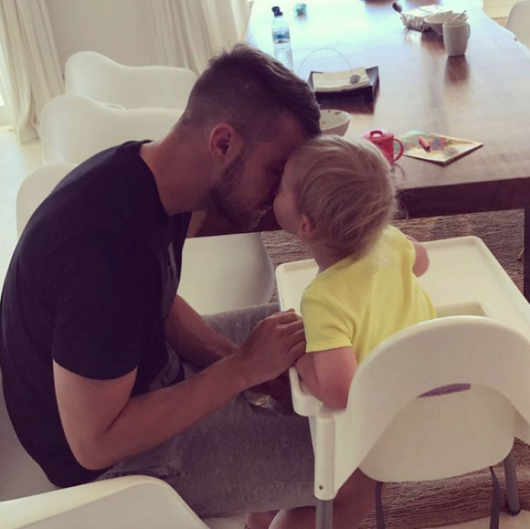 Aaron Ramsey et sa femme Colleen, déjà parents de Noah né en 2015 (ici avec son papa en juin 2017, photo Instagram), se préparent à accueillir des jumeaux, selon une annonce faite par Colleen le 6 août 2018 sur Instagram.