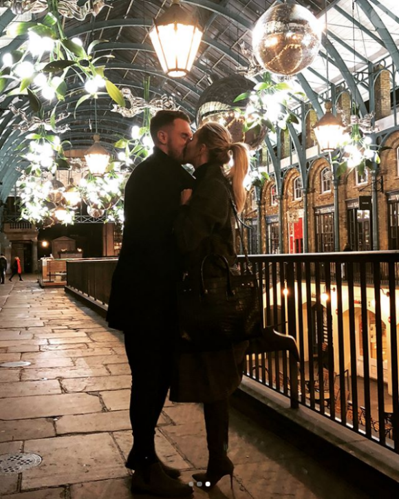 Aaron Ramsey et sa femme Colleen (photo Instagram lors de Noël 2017), déjà parents de Noah né en 2015, se préparent à accueillir des jumeaux, selon une annonce faite par Colleen le 6 août 2018 sur Instagram.