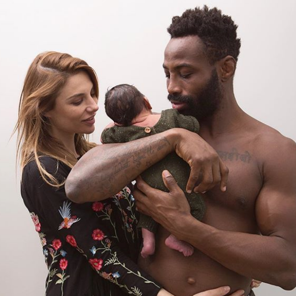 Fulgence Ouedraogo et Ariane Brodier posent avec leurs fils d'un mois. Février 2018.