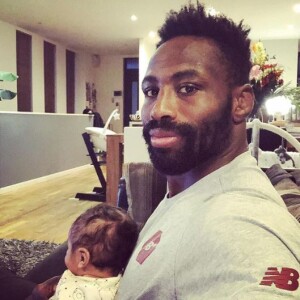 Fulgence Ouedraogo et son fils entre hommes pendant qu'Ariane Brodier décompresse à Paris.
