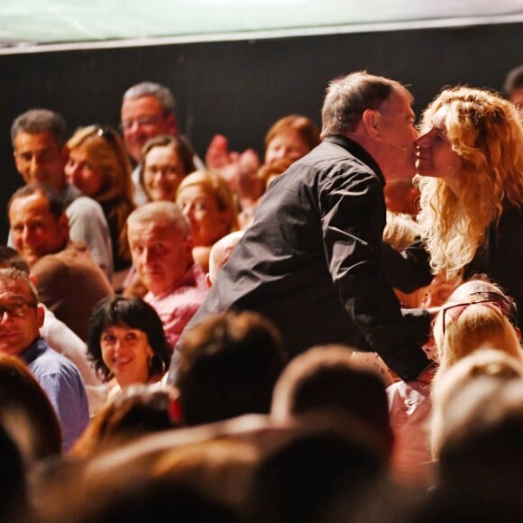 Jean Marie Bigard, l'humoriste français, débute son spectacle en embrassant sa femme Lola Marois, au Festival des Plages du Rire à Nice le 10 juillet 2018. © Bruno Bebert / Bestimage