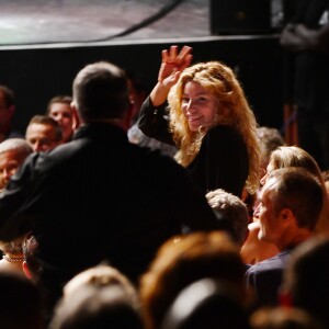 Jean Marie Bigard, l'humoriste français, débute son spectacle en embrassant sa femme Lola Marois, au Festival des Plages du Rire à Nice le 10 juillet 2018. © Bruno Bebert / Bestimage