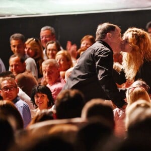 Jean Marie Bigard, l'humoriste français, débute son spectacle en embrassant sa femme Lola Marois, au Festival des Plages du Rire à Nice le 10 juillet 2018. © Bruno Bebert / Bestimage