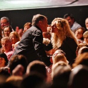 Jean Marie Bigard, l'humoriste français, débute son spectacle en embrassant sa femme Lola Marois, au Festival des Plages du Rire à Nice le 10 juillet 2018. © Bruno Bebert / Bestimage