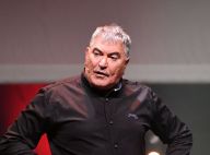 Jean-Marie Bigard amoureux : Il embrasse sa femme Lola Marois en plein spectacle