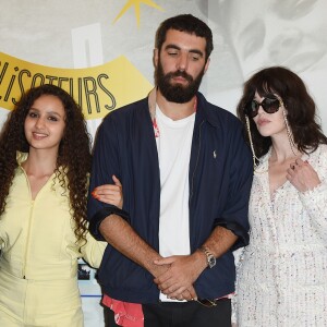 Karim Leklou, Oulaya Amamra, Romain Gavras, Isabelle Adjani et Vincent Cassel - Photocall du film "Le monde est à toi" sur la plage de la Quinzaine des réalisateurs lors du 71ème Festival International du Film de Cannes le 12 mai 2018. © Giancarlo Gorassini/Bestimage