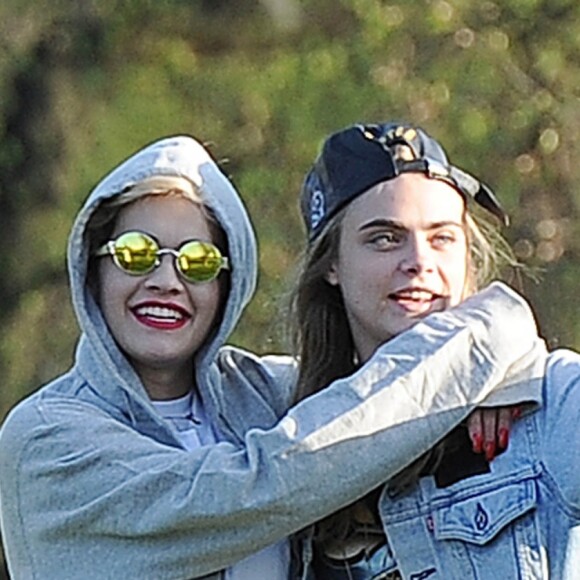 Rita Ora et son amie Cara Delevingne à Londres, le 2 mai 2013.