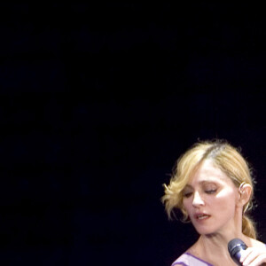 Madonna dans sa période disco/aérobic pour sa tournée "Confessions", en concert à Londres en 2006.
