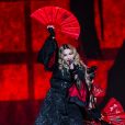  Madonna japonisante en concert à Paris, en 2015. 