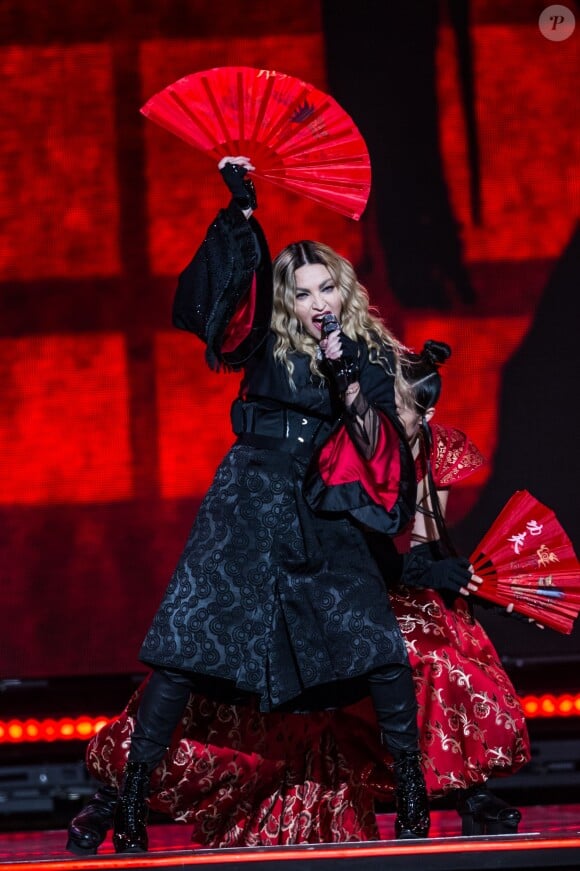 Madonna japonisante en concert à Paris, en 2015.