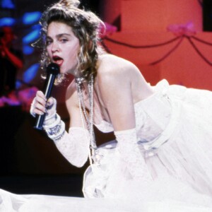 Madonna interprète "Like a virgin" aux MTV Video Music Awards en 1984.