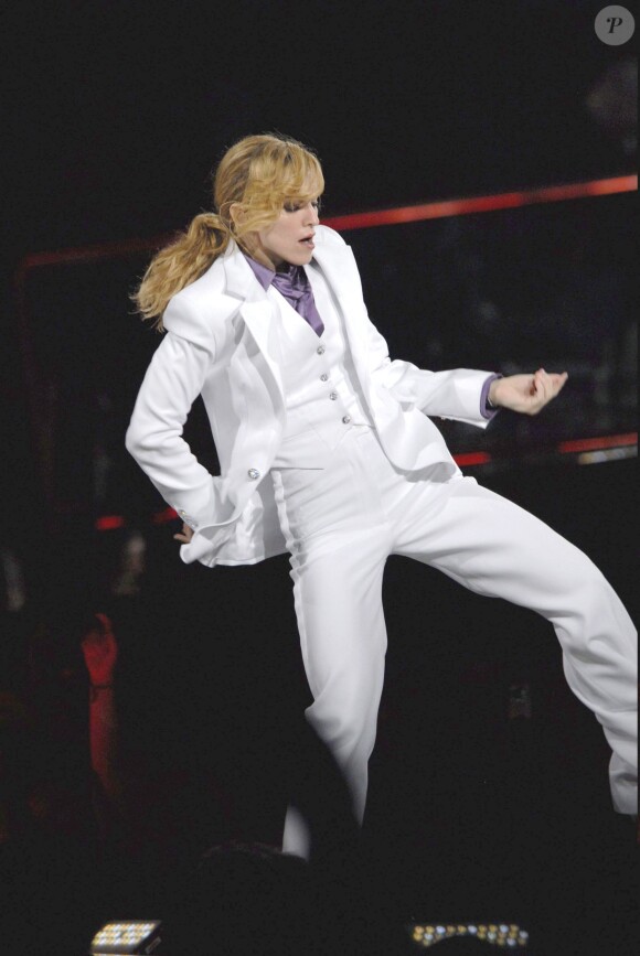 Madonna en costume immaculé Jean Paul Gaultier lors du "Confessions World Tour" à New York, en 2006.