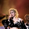 Madonna en boléro à pois pour son concert à Londres en 1987, lors de sa tournée, Blond Ambition.