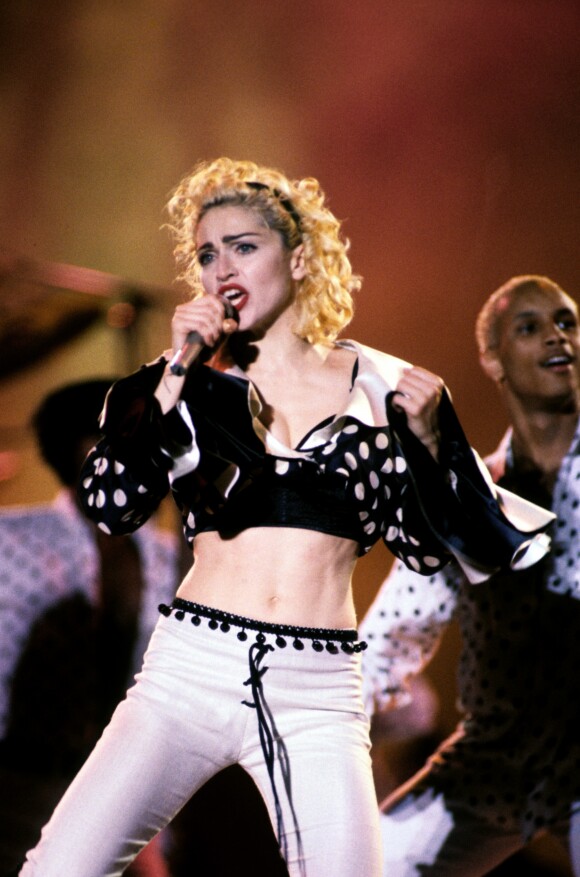 Madonna en boléro à pois pour son concert à Londres en 1987, lors de sa tournée, Blond Ambition.