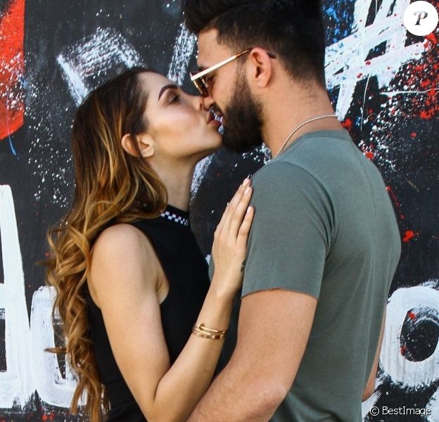 Exclusif - Nabilla Benattia et son compagnon Thomas Vergara s'embrassent et posent en couple contre des murs tagués pour un photoshoot à Miami, le 13 mars 2018