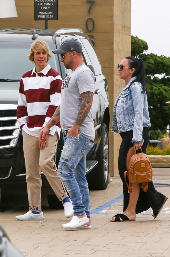 Justin Bieber est allé déjeuner avec son petit frère Jaxon Bieber, son père Jeremy Bieber et sa belle-mère Chelsey Rebelo au restaurant Nobu à Malibu. Le 5 avril 2018.