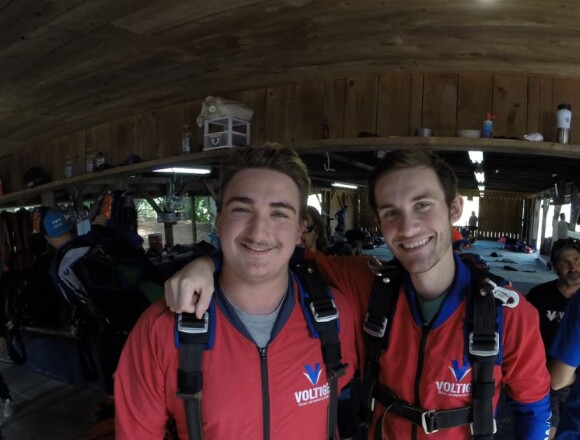 René-Charles Angélil et son ami John ont effectué un saut en parachute au Canada le 5 août 2018