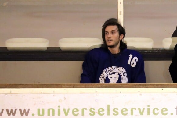 Exclusif - René-Charles Angelil fait une partie de hockey sur glace à la patinoire de Courbevoie le 7 juillet 2017.