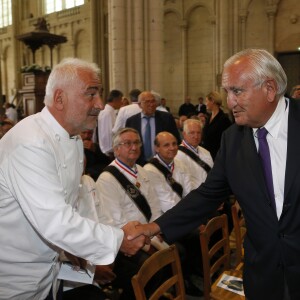 Guy Savoy, Jean-Pierre Raffarin - Obsèques de Joël Robuchon en la cathédrale Saint-Pierre de Poitiers le 17 août 2018. © Patrick Bernard / Bestimage