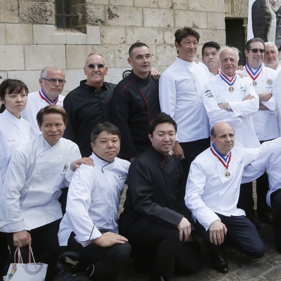 Les chefs devant le portrait de Joël Robuchon - Obsèques de Joël Robuchon en la cathédrale Saint-Pierre de Poitiers le 17 août 2018. © Patrick Bernard / Bestimage