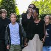 Angelina Jolie, rayonnante, et ses quatres enfants Vivienne, Zahara, Knox et Shiloh sortent d'un cinéma à Los Angeles le 18 août 2018.