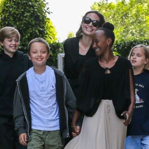 Angelina Jolie, rayonnante, et ses quatres enfants Vivienne, Zahara, Knox et Shiloh sortent d'un cinéma à Los Angeles le 18 août 2018.