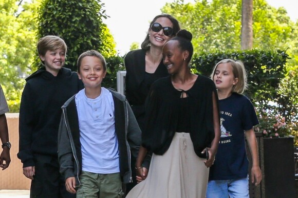 Angelina Jolie, rayonnante, et ses quatres enfants Vivienne, Zahara, Knox et Shiloh sortent d'un cinéma à Los Angeles le 18 août 2018.