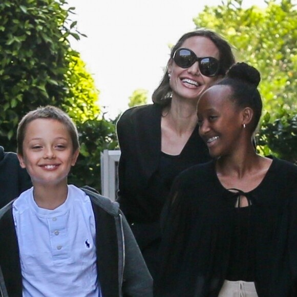 Angelina Jolie, rayonnante, et ses quatres enfants Vivienne, Zahara, Knox et Shiloh sortent d'un cinéma à Los Angeles le 18 août 2018.