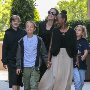 Angelina Jolie et ses quatres enfants Vivienne, Zahara, Knox et Shiloh sortent d'un cinéma à Los Angeles le 18 août 2018.