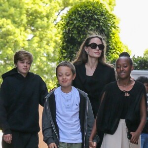 Angelina Jolie et ses quatres enfants Vivienne, Zahara, Knox et Shiloh sortent d'un cinéma à Los Angeles le 18 août 2018.