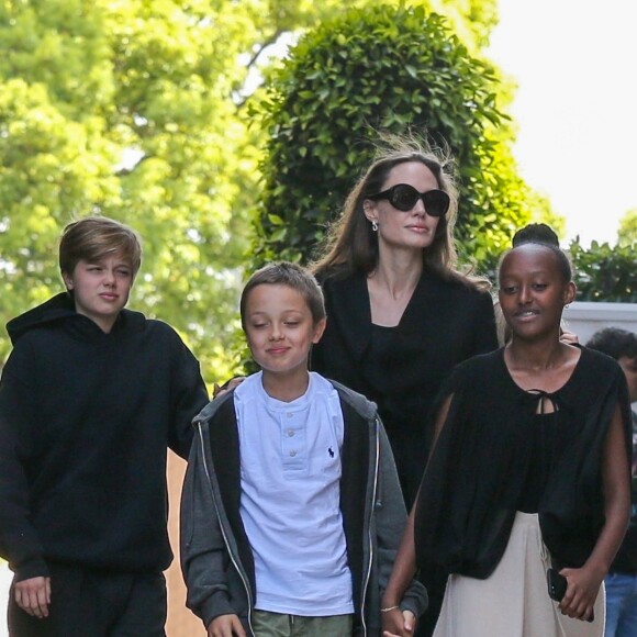 Angelina Jolie et ses quatres enfants Vivienne, Zahara, Knox et Shiloh sortent d'un cinéma à Los Angeles le 18 août 2018.