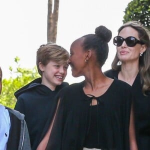 Angelina Jolie et ses quatres enfants Vivienne, Zahara, Knox et Shiloh sortent d'un cinéma à Los Angeles le 18 août 2018.