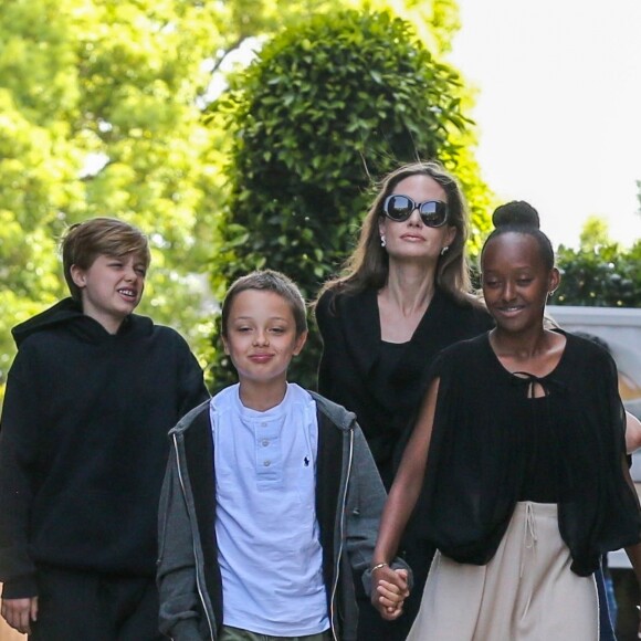 Angelina Jolie et ses quatres enfants Vivienne, Zahara, Knox et Shiloh sortent d'un cinéma à Los Angeles le 18 août 2018.