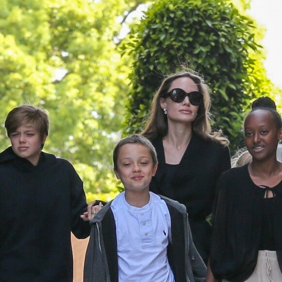 Angelina Jolie et ses quatres enfants Vivienne, Zahara, Knox et Shiloh sortent d'un cinéma à Los Angeles le 18 août 2018.