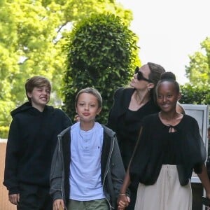 Angelina Jolie et ses quatres enfants Vivienne, Zahara, Knox et Shiloh sortent d'un cinéma à Los Angeles le 18 août 2018.