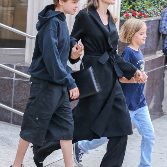 Angelina Jolie et ses quatres enfants Vivienne, Zahara, Knox et Shiloh sortent d'un cinéma à Los Angeles le 18 août 2018.