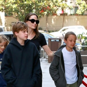 Angelina Jolie et ses quatres enfants Vivienne, Zahara, Knox et Shiloh sortent d'un cinéma à Los Angeles le 18 août 2018.