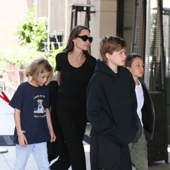 Angelina Jolie et ses quatres enfants Vivienne, Zahara, Knox et Shiloh sortent d'un cinéma à Los Angeles le 18 août 2018.