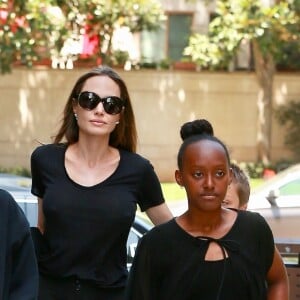 Angelina Jolie et ses quatres enfants Vivienne, Zahara, Knox et Shiloh sortent d'un cinéma à Los Angeles le 18 août 2018.