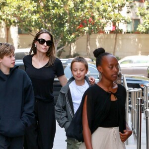 Angelina Jolie et ses quatres enfants Vivienne, Zahara, Knox et Shiloh sortent d'un cinéma à Los Angeles le 18 août 2018.
