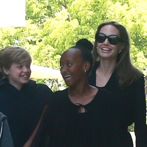 Angelina Jolie et ses quatres enfants Vivienne, Zahara, Knox et Shiloh sortent d'un cinéma à Los Angeles le 18 août 2018.