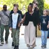 Angelina Jolie et ses quatres enfants Vivienne, Zahara, Knox et Shiloh sortent d'un cinéma à Los Angeles le 18 août 2018.