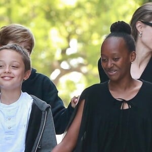 Angelina Jolie et ses quatres enfants Vivienne, Zahara, Knox et Shiloh sortent d'un cinéma à Los Angeles le 18 août 2018.