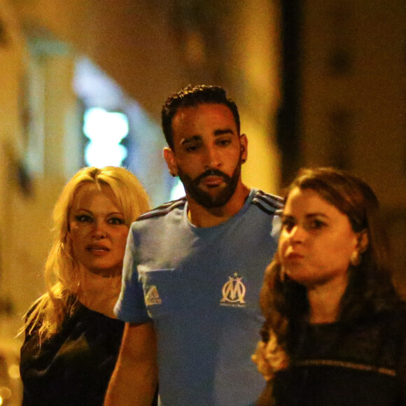 Exclusif - Pamela Anderson et son nouveau compagnon le footballeur français Adil Rami vont dîner en amoureux au restaurant "la Villa" après la victoire de l'OM contre Toulouse (2-0) , Marseille le 24 septembre 2017.