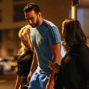 Exclusif - Pamela Anderson et son nouveau compagnon le footballeur français Adil Rami vont dîner en amoureux au restaurant "la Villa" après la victoire de l'OM contre Toulouse (2-0) , Marseille le 24 septembre 2017.