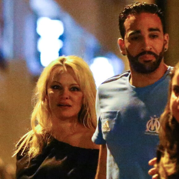 Exclusif - Pamela Anderson et son nouveau compagnon le footballeur français Adil Rami vont dîner en amoureux au restaurant "la Villa" après la victoire de l'OM contre Toulouse (2-0) , Marseille le 24 septembre 2017.